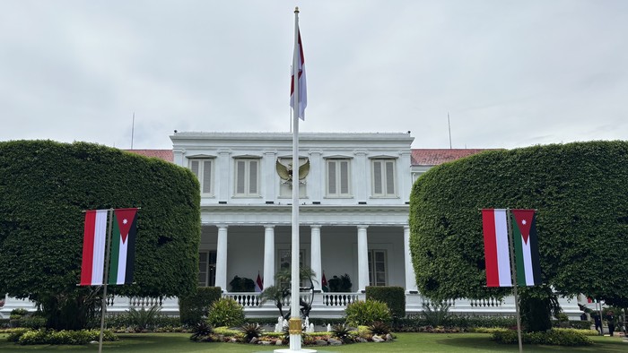 Bendera Yordania hiasi Istana jelang kedatangan Raja Abdullah II (Firda/detikcom)