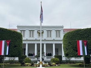Bendera Yordania Hiasi Istana Jelang Kedatangan Raja Abdullah II
