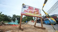 Petugas mengerjakan proyek rehabilitasi bangunan BCB 3 di Jalan Raya Jembatan Serong, Cipayung, Depok, Jumat (14/11/2025).