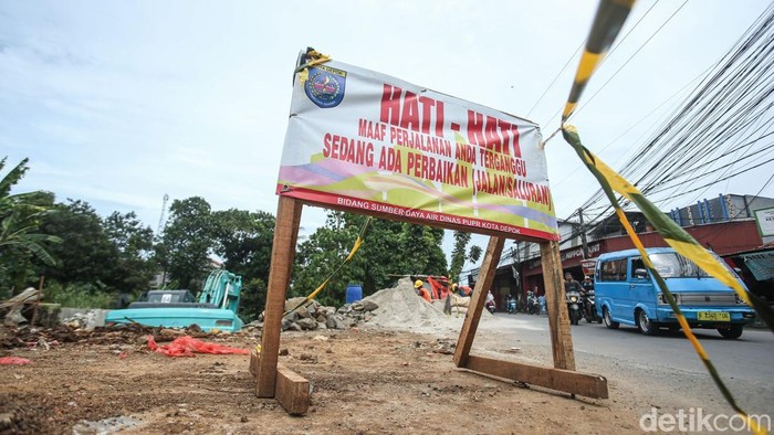 Petugas mengerjakan proyek rehabilitasi bangunan BCB 3 di Jalan Raya Jembatan Serong, Cipayung, Depok, Jumat (14/11/2025). Sebelumnya aliran kali di kolong jembatan ini memiliki bendungan yang telah jebol akibat derasnya aliran kali.