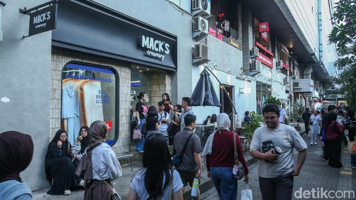 Sejumlah pengunjung berfoto di kaca saat akan masuk ke fotobooth di Pasar Raya, Blok M, Jakarta, Jumat (14/11/2025).