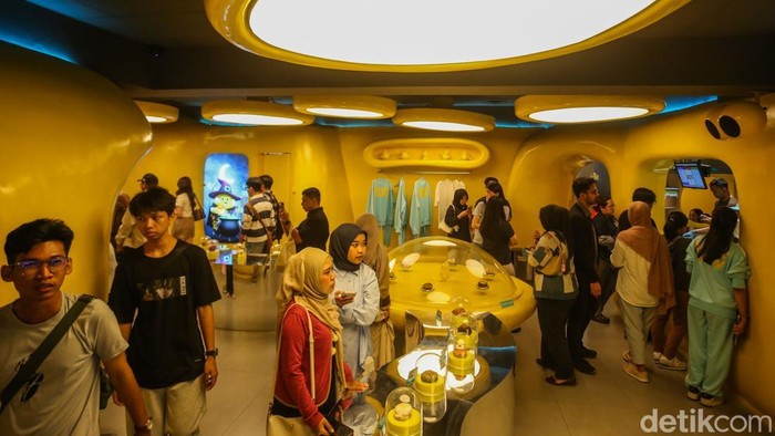 Sejumlah pengunjung berfoto di kaca saat akan masuk ke fotobooth di Pasar Raya, Blok M, Jakarta