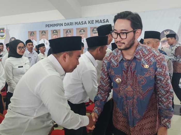 Bupati Bandung Barat, Jeje Ritchie Ismail Kukuhkan 5.812 PPPK Paruh Waktu
