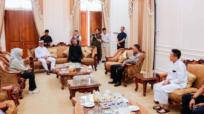 Bupati Ciamis Herdiat Sunarya menerima kunjungan Tim Visitasi Makuta Binokasih Provinsi Jawa Barat di Ruang VIP Pendopo