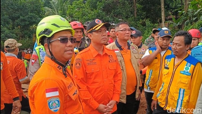 Bupati Cilacap, Syamsul Aulia Rahman meninjau lokasi longsor Desa Cibeunying, Kecamatan Majenang, Kabupaten Cilacap, Jumat (14/11/2025).