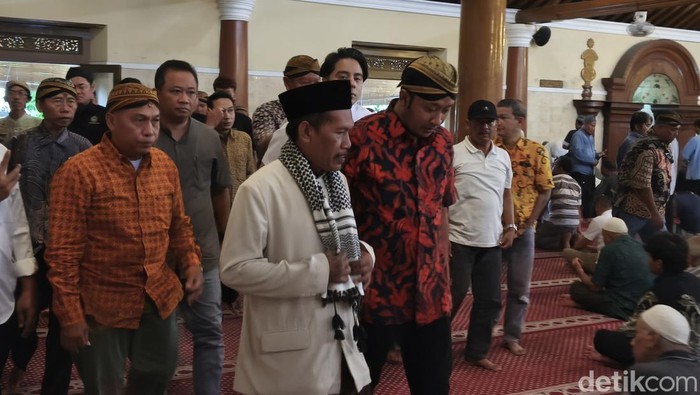 Putra tertua Kanjeng Sinuhun Paku Buwono (PB) XIII, Kanjeng Gusti Pangeran Haryo (KGPH) Hangabehi, saat di Masjid Agung Solo, Jumat (14/11/2025).