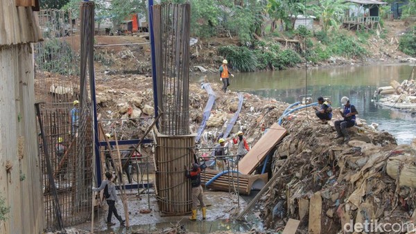 Cegah Erosi dan Banjir, Proyek Turap dan Pintu Air Ciliwung Dikebut