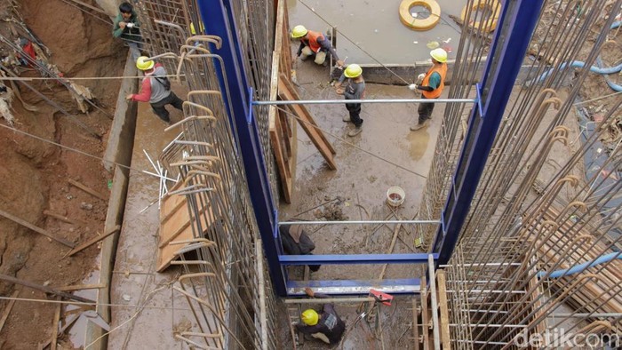 Sejumlah pekerja merampungkan pekerjaan pembangunan turap bronjong di sepanjang bantaran Kali Ciliwung, Jakarta, Jumat (14/11/2025). Tidak hanya pembangunan turap sepanjang 350 meter saja, di dekat proyek tersebut juga terdapat pembangunan pintu air.