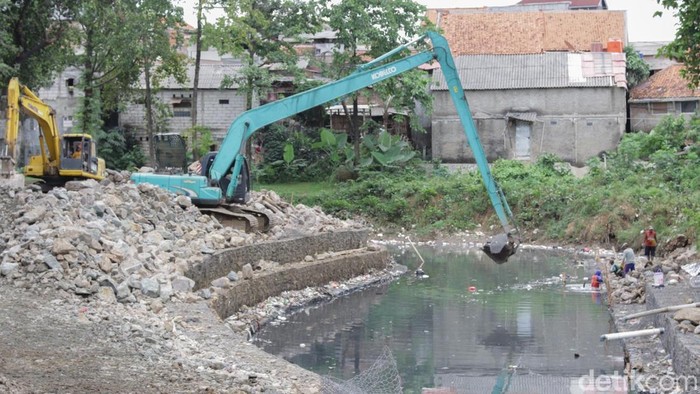 Sejumlah pekerja merampungkan pekerjaan pembangunan turap bronjong di sepanjang bantaran Kali Ciliwung, Jakarta, Jumat (14/11/2025). Tidak hanya pembangunan turap sepanjang 350 meter saja, di dekat proyek tersebut juga terdapat pembangunan pintu air.