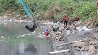 Pembangunan pintu air ini menghubungkan antara Kali Hitam Ciliwung dengan Kali besar Ciliwung. Tujuan dari pembangunan pintu air dan turap tersebut untuk menstabilkan debit air dan menjaga tanah agar tidak erosi.