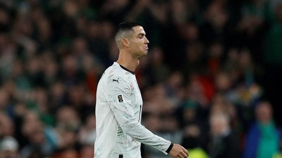 Meme Kocak Ronaldo Dikartu Merah, Sampai Bikin Messi Nangis
