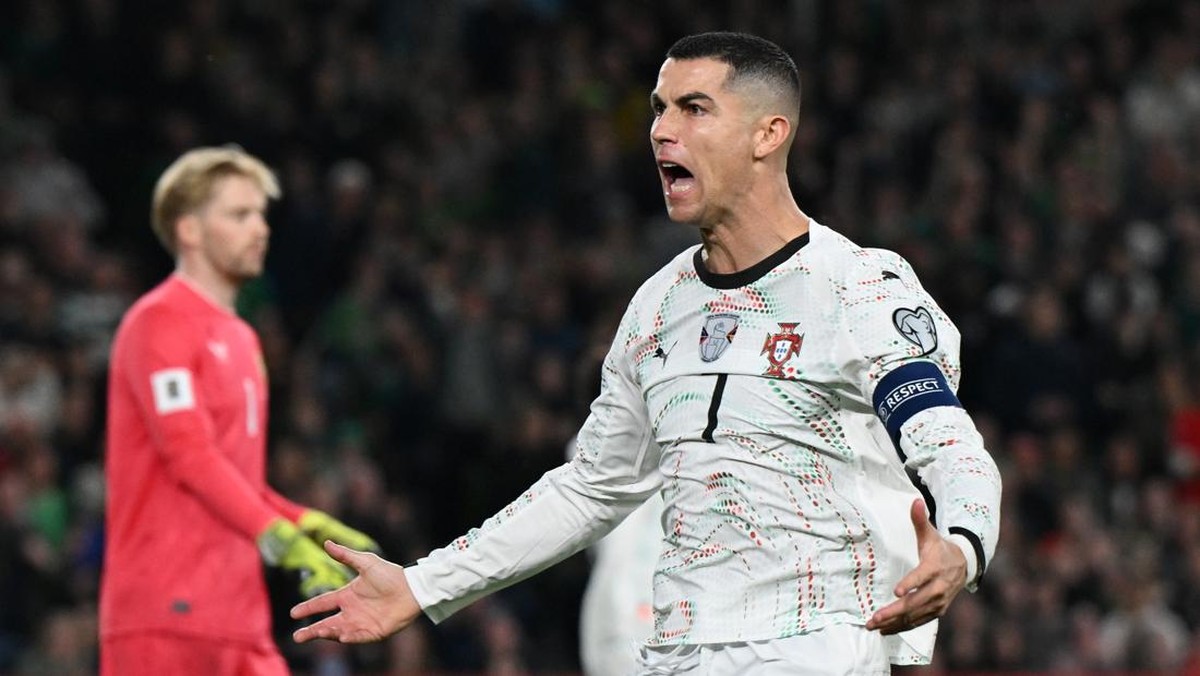 cristiano ronaldo ronaldo cr7 timnas portugal portugal irlandia vs portugal kualifkasi piala dunia 2026 kartu merah
