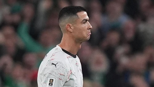 Portugals Cristiano Ronaldo hands the arm band to team-mate Bernardo Silva after being shown a red card during the 2026 FIFA World Cup European Qualifying, Group F match at the Aviva Stadium in Dublin, Ireland. Picture date: Thursday November 13, 2025. (Photo by Niall Carson/PA Images via Getty Images)