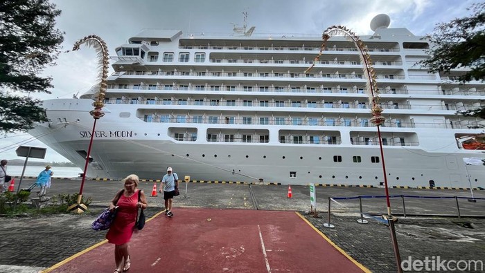 Cruise Raksasa Sandar di Benoa