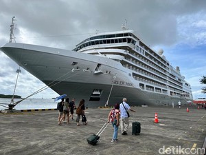 Dua Kapal Raksasa Sandar di Bali, Ribuan Wisman Tumpah ke Benoa