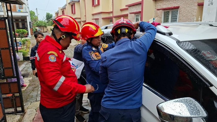 Damkar Bogor evakuasi balita 2 tahun yang terjebak dalam mobil (dok istimewa)