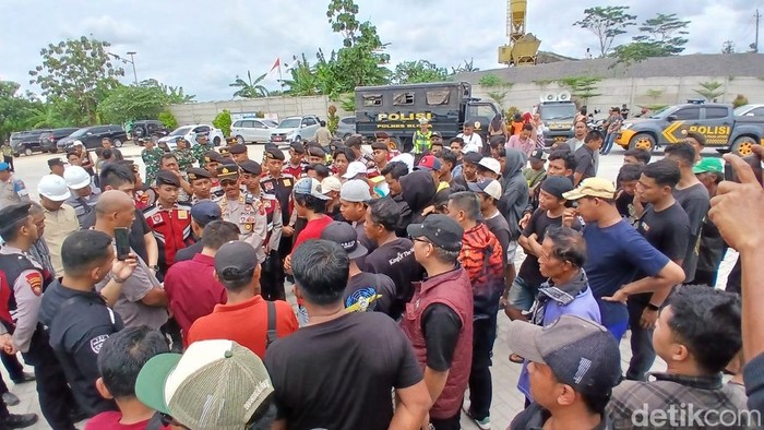 Aksi demonstrasi warga Jiken, Kabupaten Blora di depan halaman PT Pentawira Agraha Sakti.