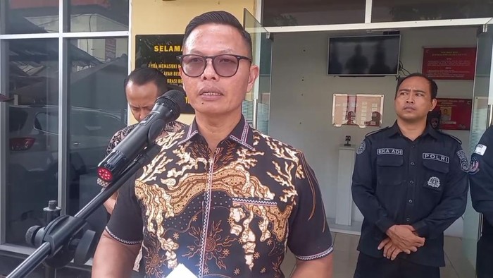 Dirreskrimum Polda NTB, Kombes Syarif Hidayat, memberikan keterangan pers di depan kantornya, Jumat (14/11/2025). (Foto: Abdurrasyid Efendi/detikBali)