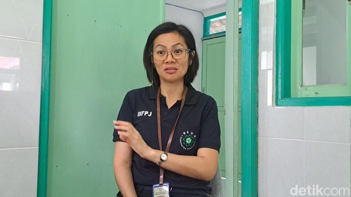 Dokter Forensik RSUD Buleleng, Klarisa Salim, saat memberikan keterangan kepada wartawan, Jumat (14/11/2025). (Made Wijaya Kusuma)