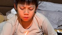 Di usia 10 tahunnya ini, Athariz Alfarizqi Svarga Nugroho, gak minta kado mewah. Ia hanya minta bisa makan mi instan. Foto: Instagram @donitabhubiy