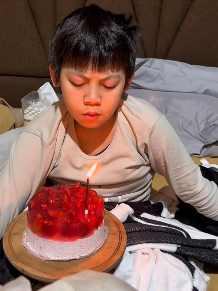 Donita Rayakan Ultah Anak