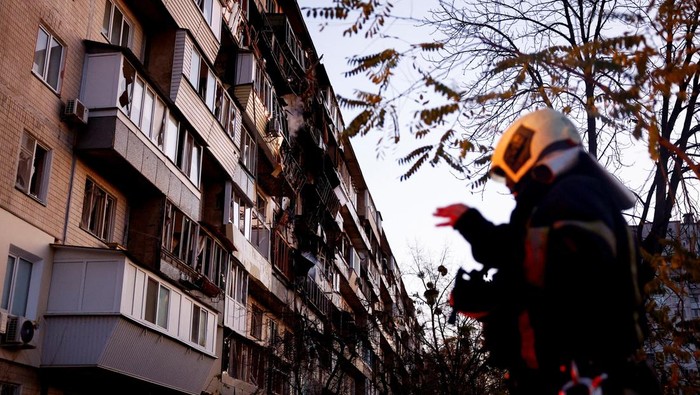 Smoke rises from a damaged apartment building hit during an overnight Russian drone and missile strike, amid Russia's attack on Ukraine, in Kyiv, Ukraine, November 14, 2025. REUTERS/Valentyn Ogirenko