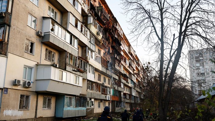 Smoke rises from a damaged apartment building hit during an overnight Russian drone and missile strike, amid Russias attack on Ukraine, in Kyiv, Ukraine, November 14, 2025. REUTERS/Valentyn Ogirenko