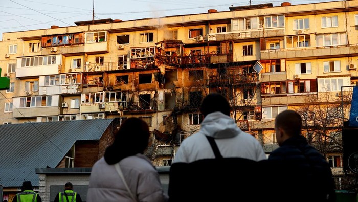 Smoke rises from a damaged apartment building hit during an overnight Russian drone and missile strike, amid Russias attack on Ukraine, in Kyiv, Ukraine, November 14, 2025. REUTERS/Valentyn Ogirenko