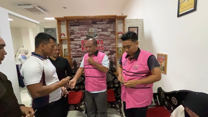 Dua dari empat tersangka dana pokir DPRD Lombok Barat, yakni Ahmad Zainuri dan R, ditahan Kejari Mataram, Jumat (14/11/2025). Mereka dijebloskan ke sel tahanan Lapas Kelas IIA Kuripan, Lombok Barat. (Foto: Dok. Kejari Mataram)