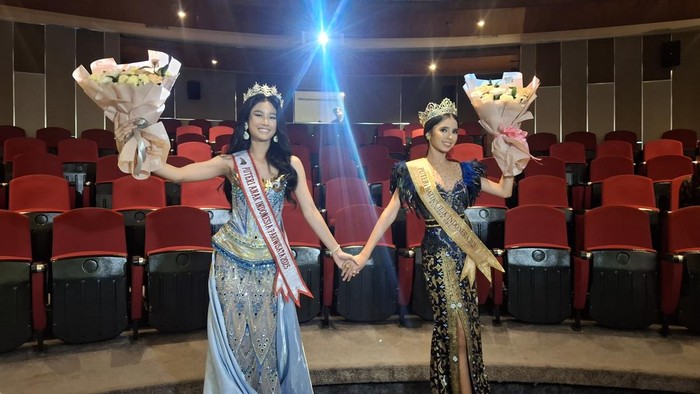 Dua siswi SMP asal Bali, Sashi dan Ivy, saat konferensi pers di Dharma Negara Alaya, Denpasar, Jumat (14/12/2025). Sashi raih Puteri Anak Indonesia Pariwisata dan Ivy jadi Runner-Up 1 Puteri Batik Cilik Indonesia 2025. (Fabiola Dianira/detikBali)