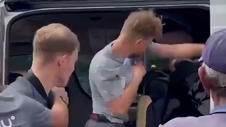 Kaki Pindah ke Sandaran Kepala, Dua Turis di Thailand Adu Jotos