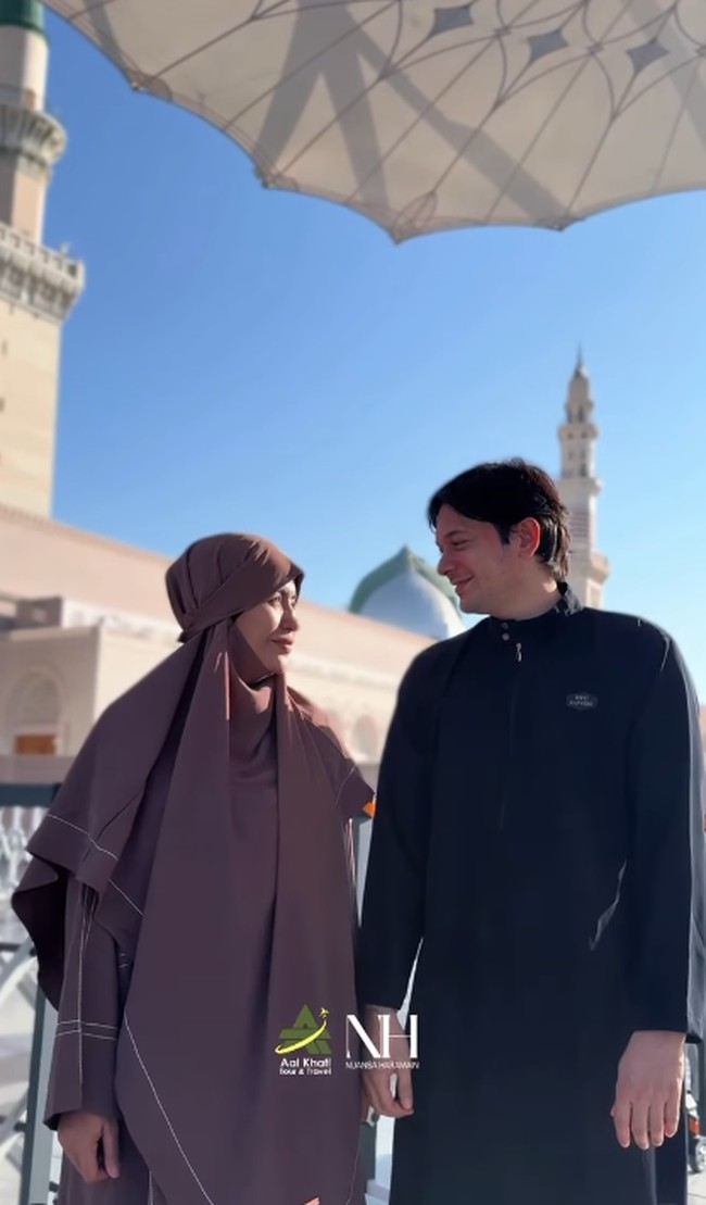 Gaya hijab Violentina Kaif saat umrah.