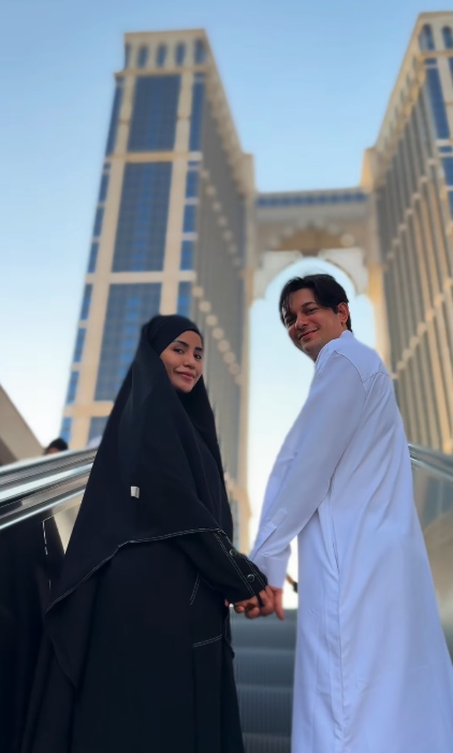Gaya hijab Violentina Kaif saat umrah.