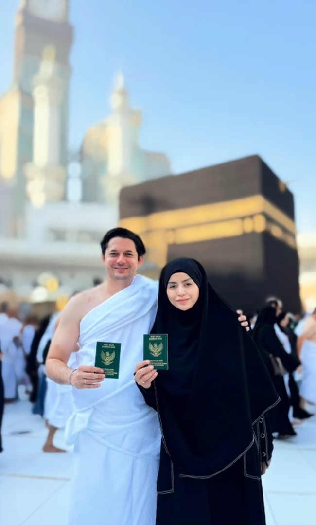 Gaya hijab Violentina Kaif saat umrah.