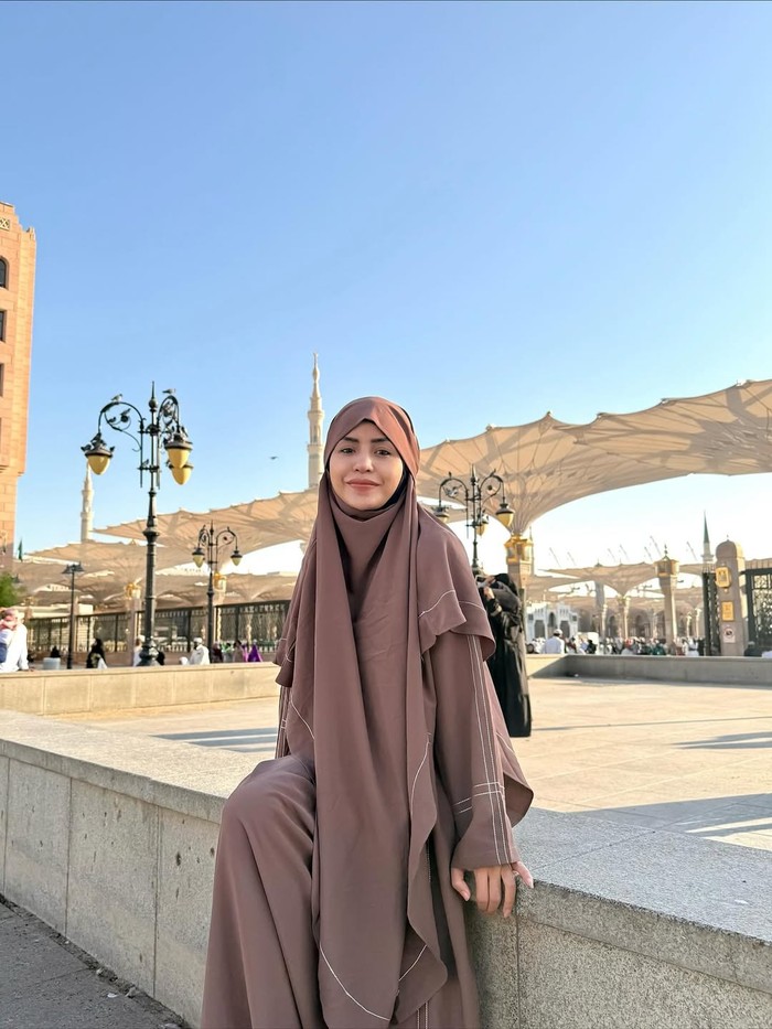 Gaya hijab Violentina Kaif saat umrah.