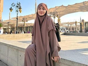 8 Gaya Violentina Kaif, Istri Andrew Andika Tampil Syari Saat Umrah