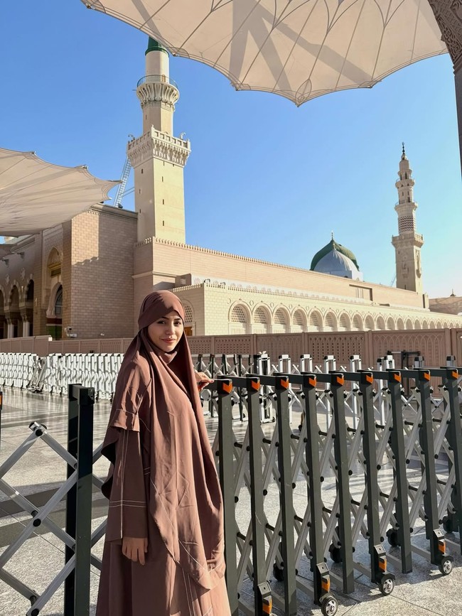 Gaya hijab Violentina Kaif saat umrah.
