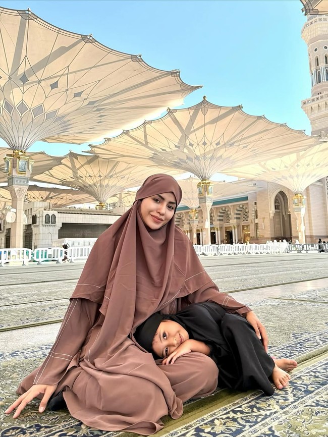 Gaya hijab Violentina Kaif saat umrah.