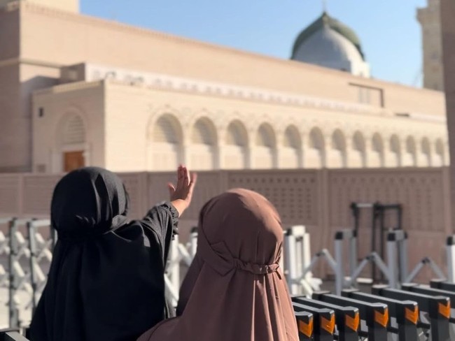 Gaya hijab Violentina Kaif saat umrah.