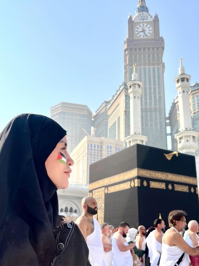 Gaya hijab Violentina Kaif saat umrah.