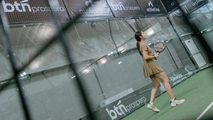 Siapa bilang warna cokelat gak bisa stylish? Gisel buktiin kalau earth tone bisa bikin sporty look makin classy. Foto: Instagram Gisel/alvjee