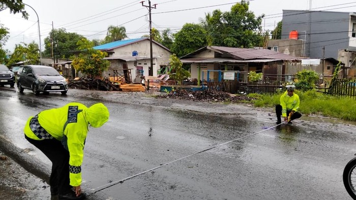 Personel Satlantas Polres Gowa melakukan oleh TKP di lokasi kecelakaan lalu lintas di Jalan Poros Malino, Kabupaten Gowa, Sulawesi Selatan (Sulsel).