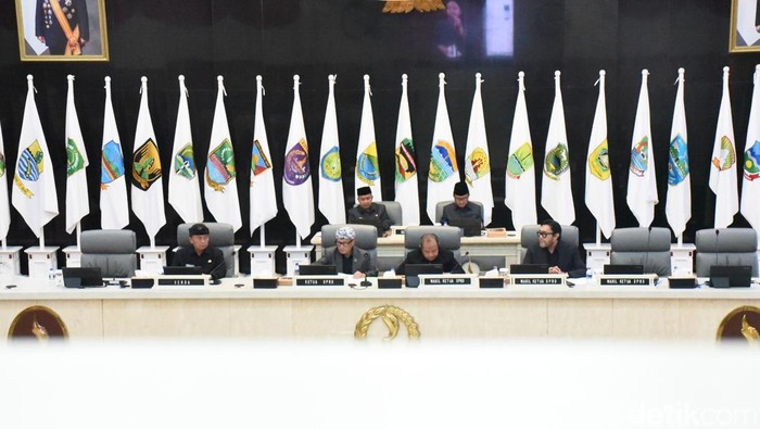 Gubernur Jawa Barat menyampaikan jawaban atas pandangan umum fraksi-fraksi DPRD Jabar terhadap Rancangan Peraturan Daerah (Ranperda) APBD Tahun 2026.