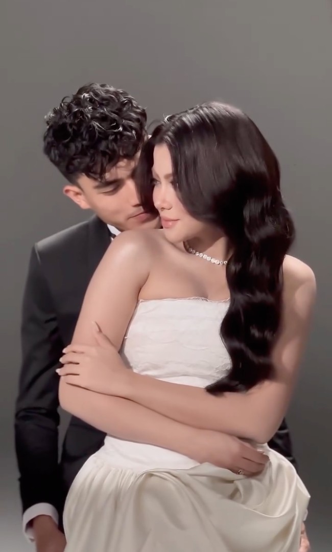 Untuk rambut, Hanum memilih membiarkan rambut panjangnya terurai dengan model mermaid curl. Penampilannya terlihat cantik mempesona. Foto: Instagram/@real.hanummega