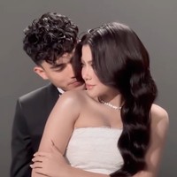 Untuk rambut, Hanum memilih membiarkan rambut panjangnya terurai dengan model mermaid curl. Penampilannya terlihat cantik mempesona. Foto: Instagram/@real.hanummega