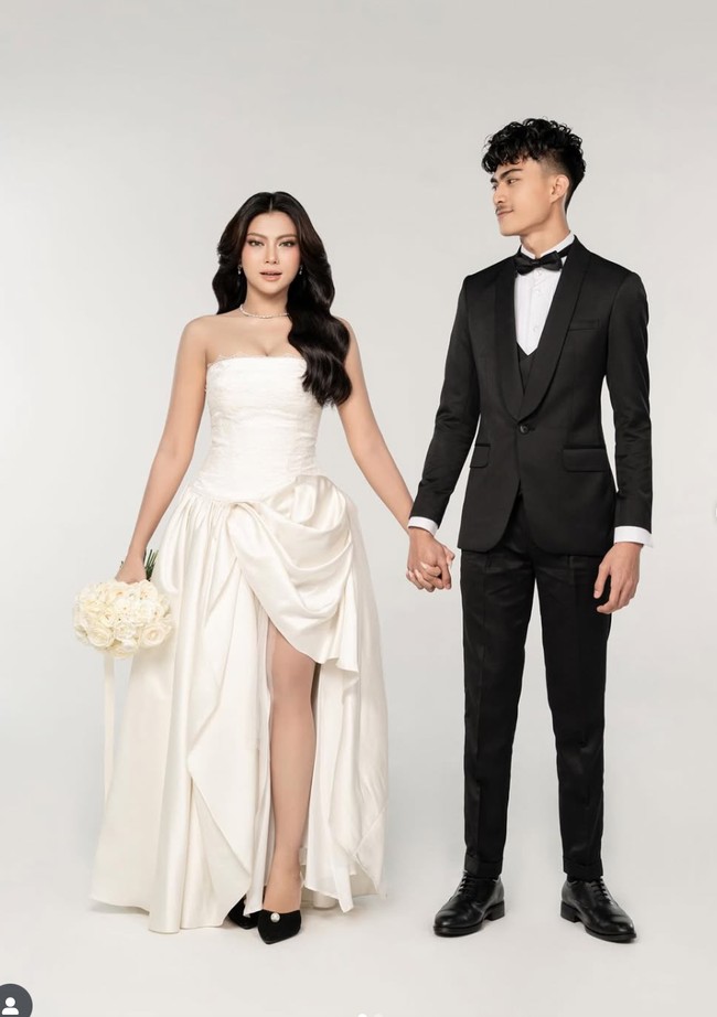 Gaun yang dikenakan Hanum tampak unik dengan belahan drapery di bagian depan sisi kiri. Belahan tersebut memperlihatkan sebagian kaki Hanum dengan anggun, sekaligus memberikan sentuhan bold yang tetap classy. Foto: Instagram/@real.hanummega