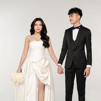 Gaun yang dikenakan Hanum tampak unik dengan belahan drapery di bagian depan sisi kiri. Belahan tersebut memperlihatkan sebagian kaki Hanum dengan anggun, sekaligus memberikan sentuhan bold yang tetap classy. Foto: Instagram/@real.hanummega