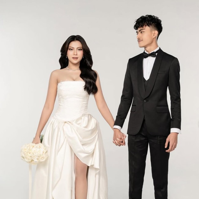 Potret Prewedding Hanum Mega, Stunning Dengan Gaun Berbelahan Drapery