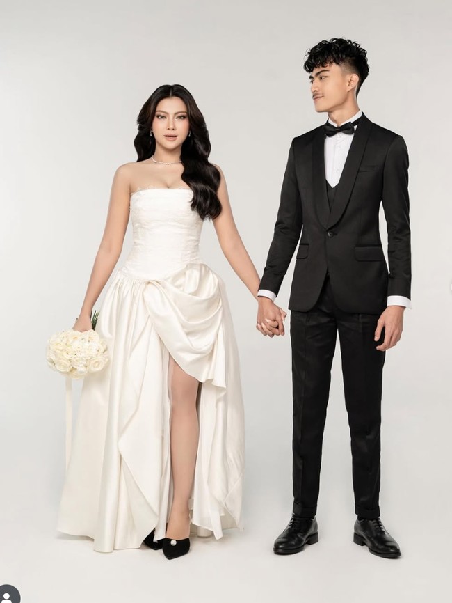 Potret Prewedding Hanum Mega, Stunning Dengan Gaun Berbelahan Drapery