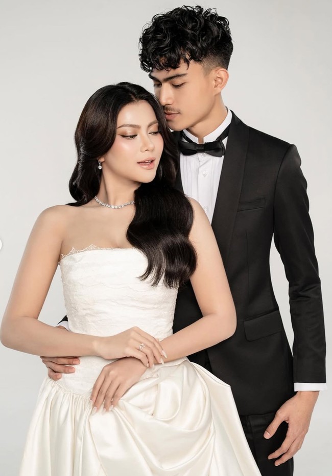 Riasan Hanum Mega mengusung konsep soft glam elegan yang membuat tampilannya terlihat flawless. Ia juga menambahkan aksesori berupa kalung berkilau tipis dan sepasang anting simpel. Foto: Instagram/@real.hanummega